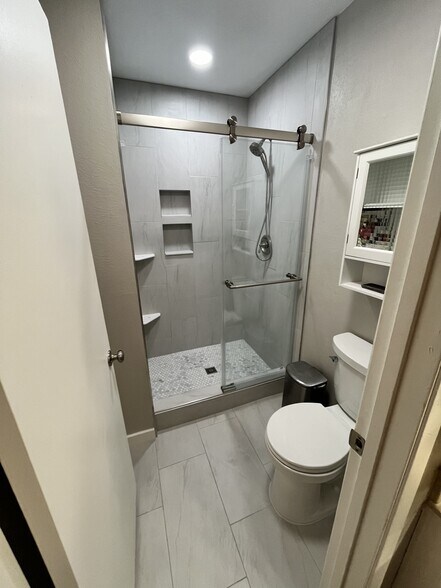 Primary bathroom shower - 6824 Hyde Park Dr