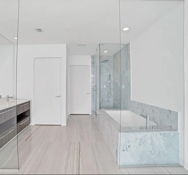 Building Photo - 480 NE 31st