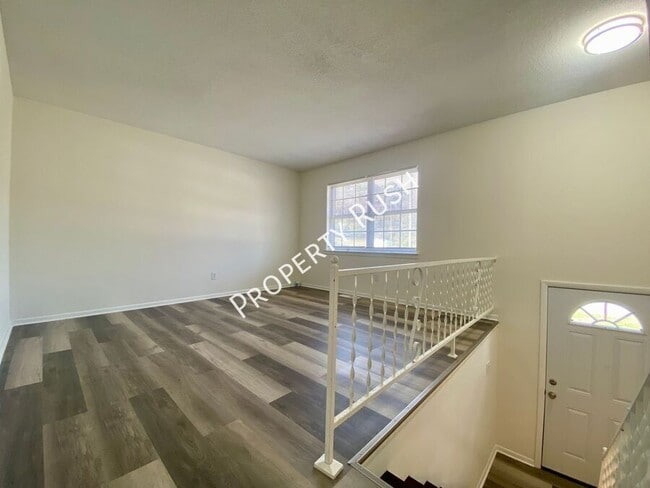 Building Photo - 922 Delores Dr