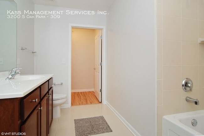 Building Photo - ReVerb Century Station Apt! (3200 S Oak Park)