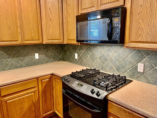 Building Photo - Beautiful 2 Bed/2.5 Bath Home in Round Roc...
