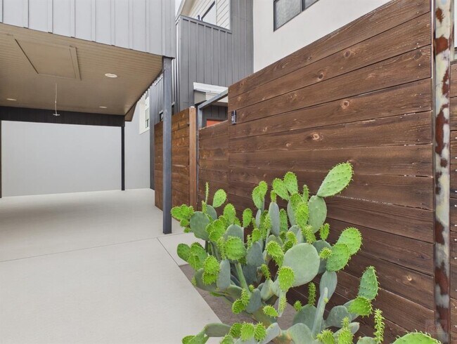 Building Photo - 4402 Mt Vernon Dr