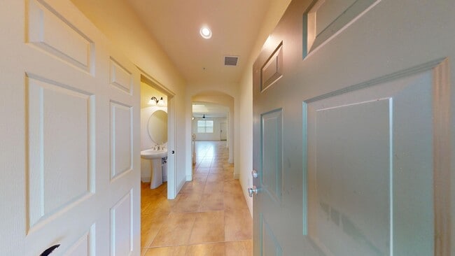 Building Photo - 4/3.5 TOWNHOME VILLA in Waterstone-Davenport