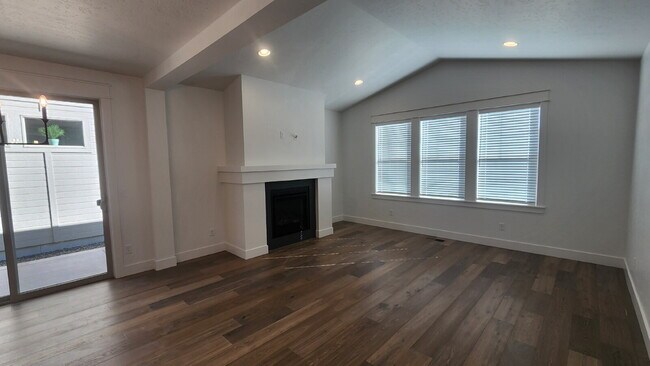 Building Photo - Functionality and convenience! Minutes from one of Meridian's most fantastic parks, with pools, p...