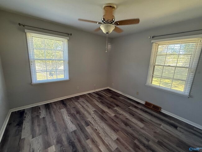 Building Photo - 300 McAlpine Dr SE