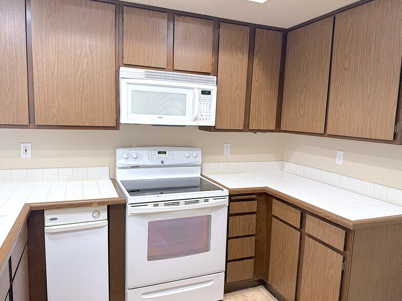 Kitchen - 545 S Ranch View Cir