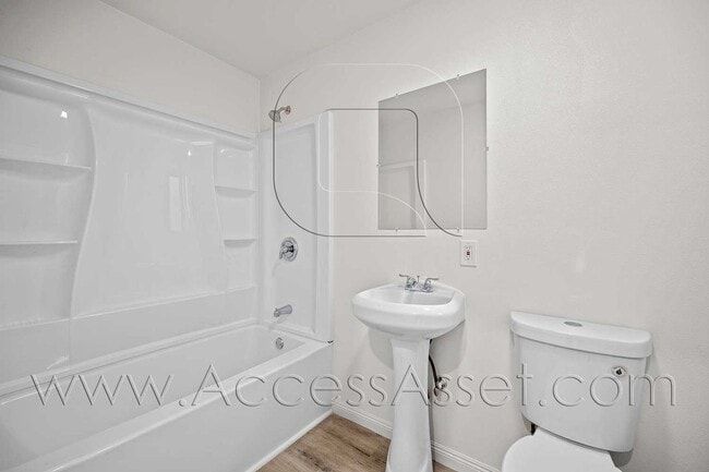 Building Photo - Cozy 2 Bed/1 Bath Unit In Peaceful Homeland Neighborhood!