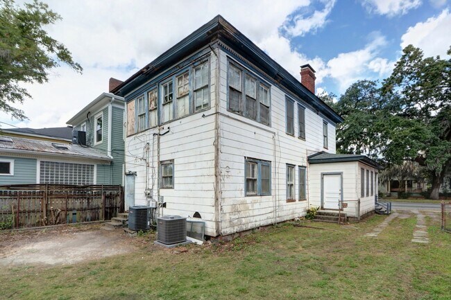 Building Photo - Renovated Two Bedroom Aprtment