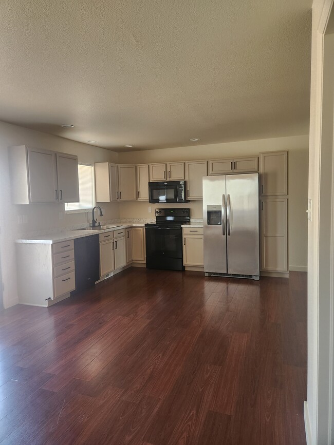 Primary Photo - 299 W Palomar Bay