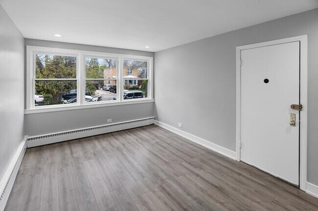 Building Photo - 2823 W Balmoral Ave