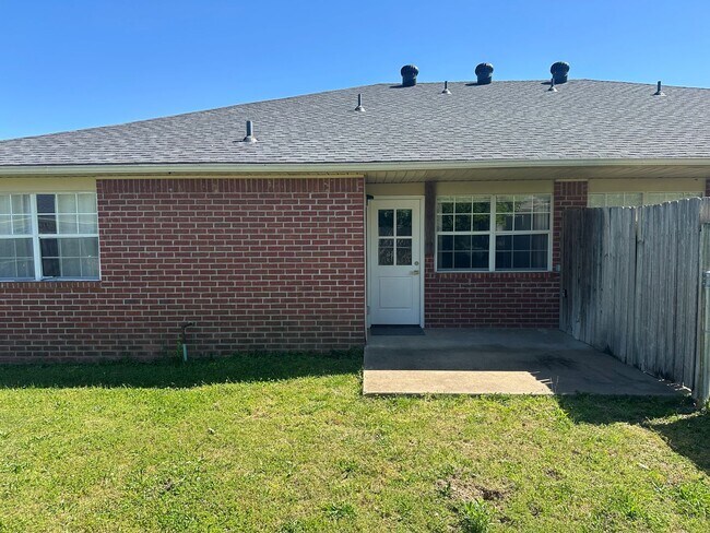 Building Photo - Available Now!  3 Bedroom, 2 Bathroom in Prime Bentonville Location, w/ Garage and Fenced-in Back...
