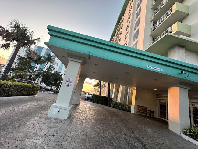 Building Photo - 10350 W Bay Harbor Dr