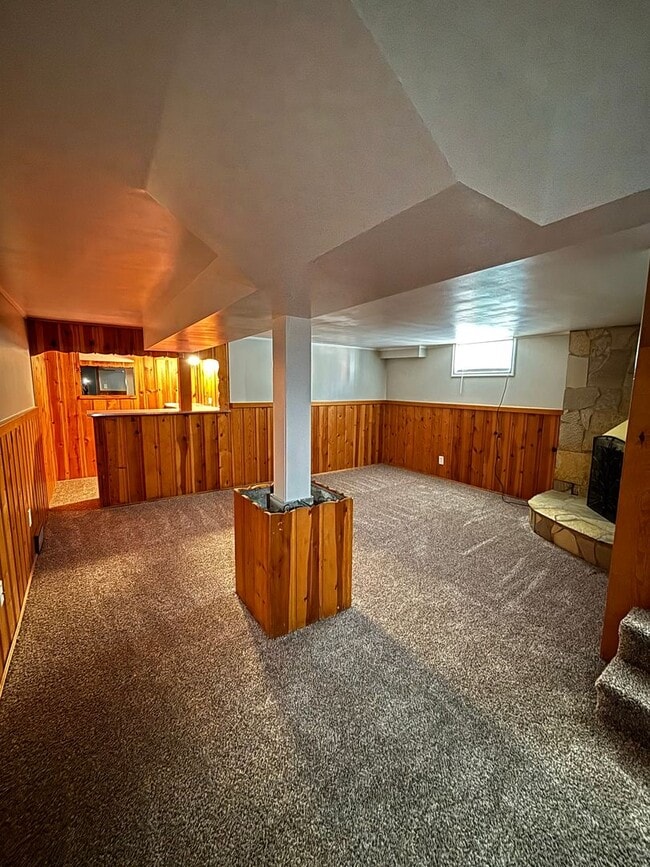 Building Photo - August Rent Free! 5 Bed 2 Bath Single Fami...