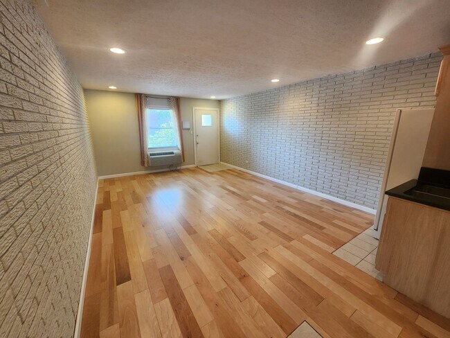 Building Photo - Charming 1 bedroom 1 bath condo in St. Mat...