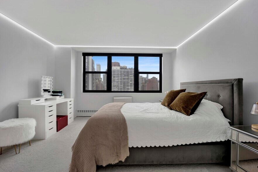 Building Photo - 1445 N State Pkwy