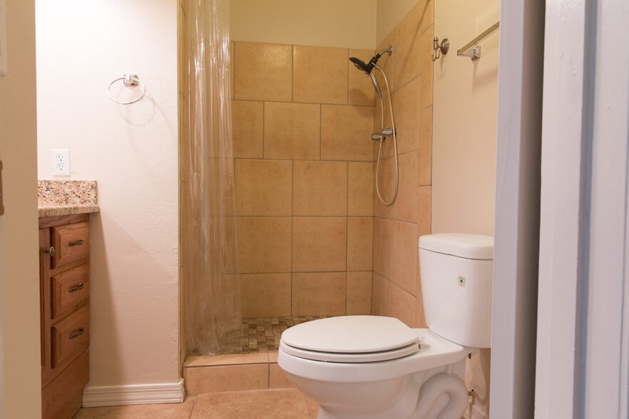Master Bathroom - 7561 E Belleview St