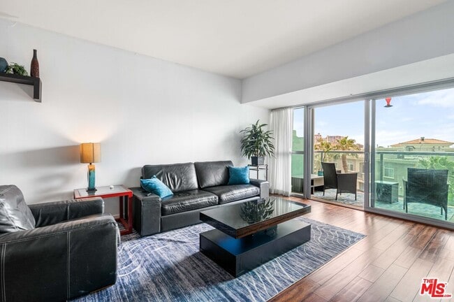 Building Photo - 13700 Marina Pointe Dr