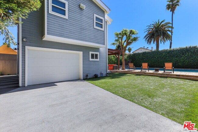 Building Photo - 4744 Haskell Ave