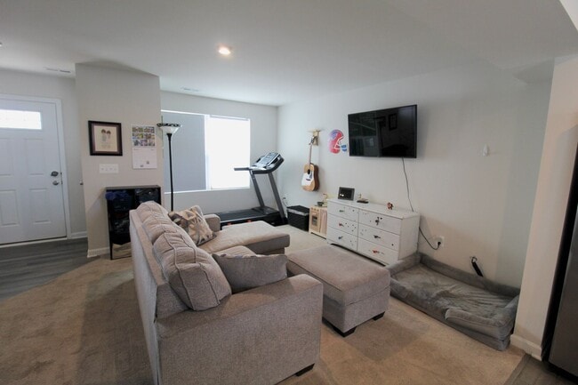 Building Photo - Townhome with a large fenced in yard for rent!