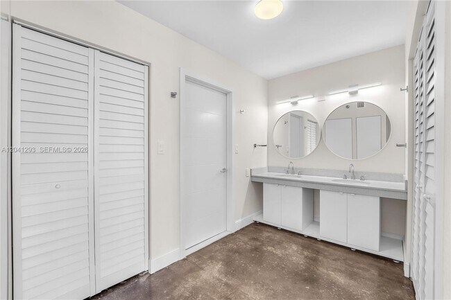 Building Photo - 20515 E Country Club Dr