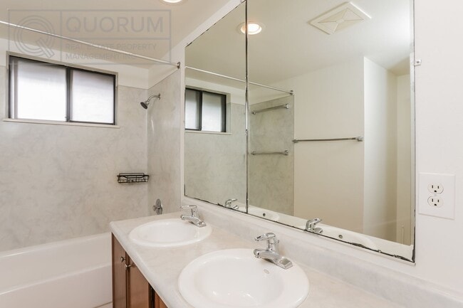 Building Photo - Beautiful 4 Bed 2 Bath House