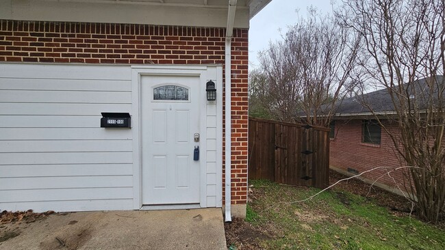 Building Photo - 2115 Glenwood Ln