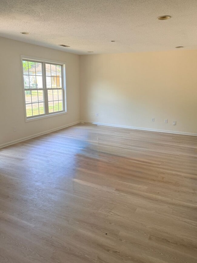 Building Photo - 3 bedroom 2 bath house