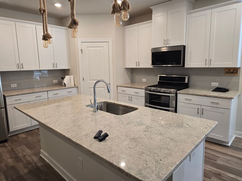 Building Photo - 3301 Plum Dr