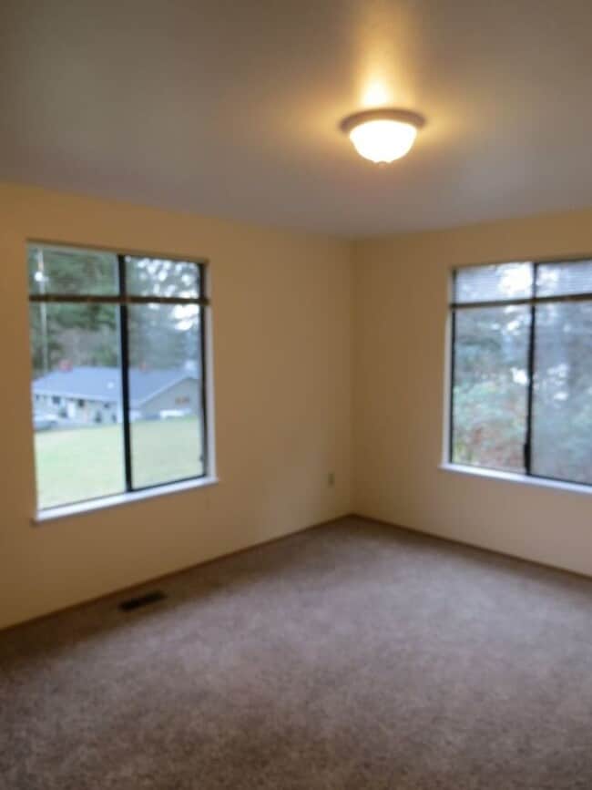 Building Photo - Spacious 2 bedroom 2.5 bath Rambler home i...