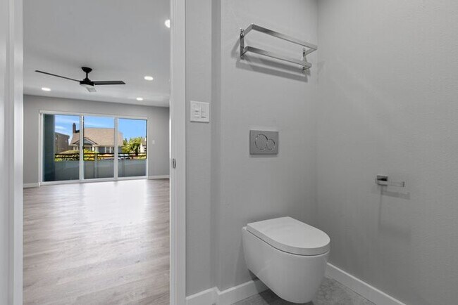 Building Photo - Large Freshly Remodeled and AIR CONDITIONE...