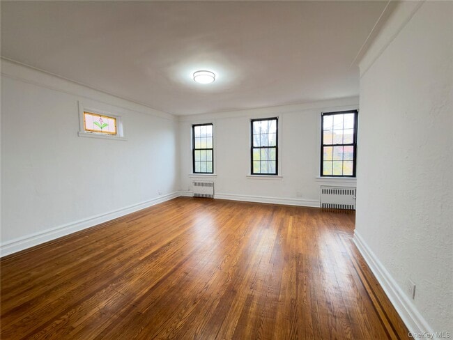 Primary Photo - 1725 Paulding Ave