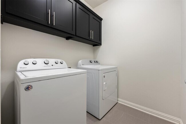 Building Photo - 13800 Lyndhurst St