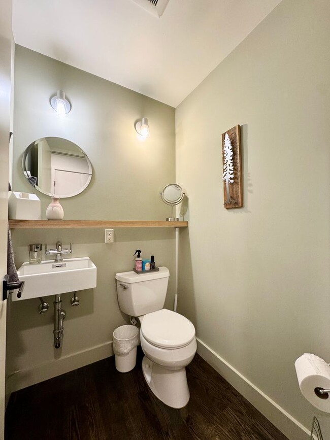 Building Photo - Medina Home