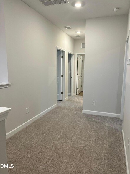 Building Photo - 404 White Oak Gdn Wy