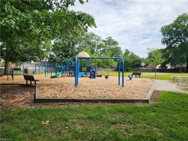 Building Photo - Updated and charming townhouse in heart of...