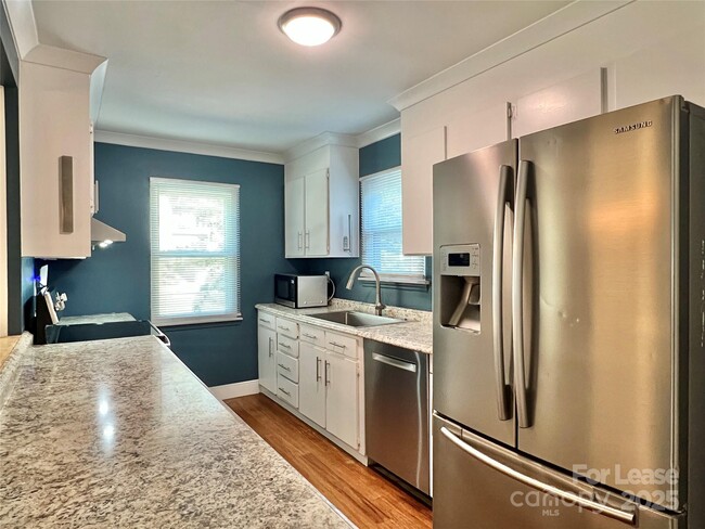 Building Photo - 1604 N Davidson St