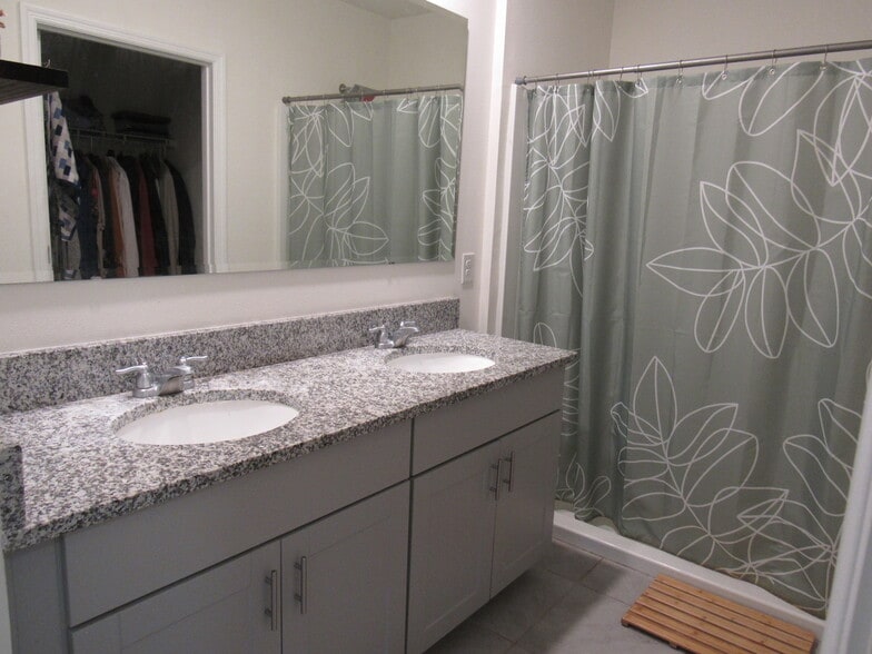 Ensuite bath - 3 Bella Lago Cir