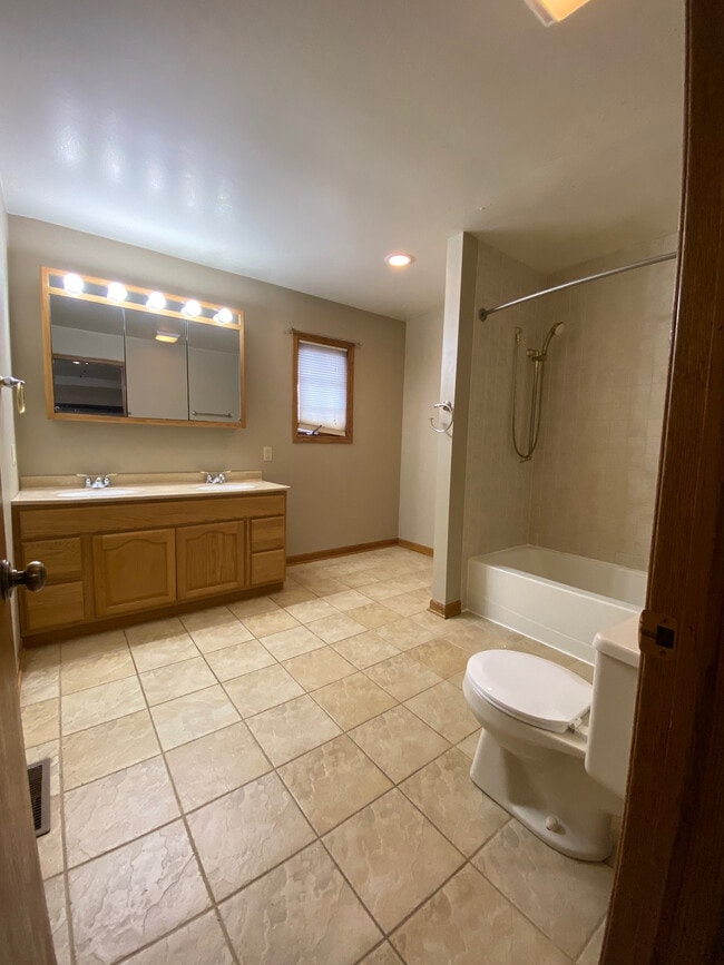 Building Photo - 558 Beachview Dr