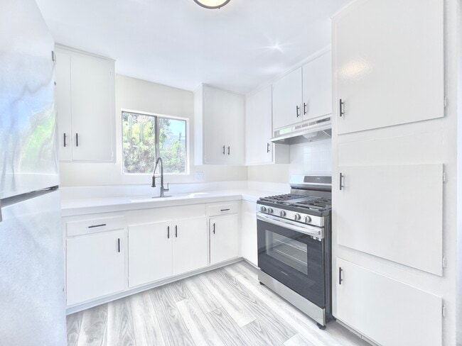 Building Photo - 10860 Blix St