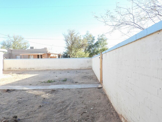 Building Photo - Close to Downtown 3 Bed 2 Bath with Fenced Backyard