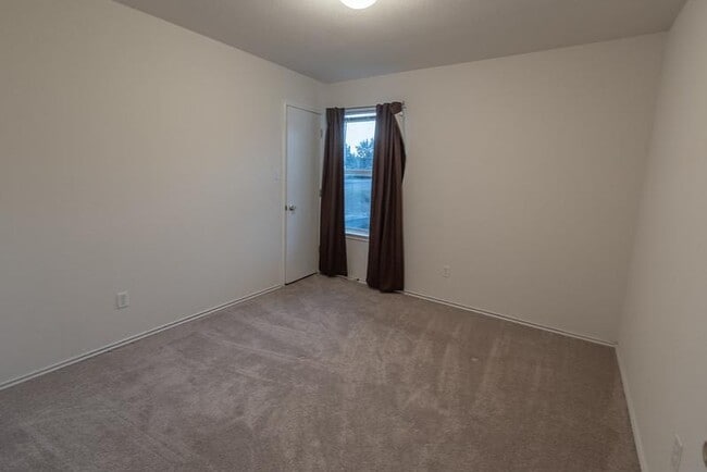 Building Photo - 210 Rinehardt St