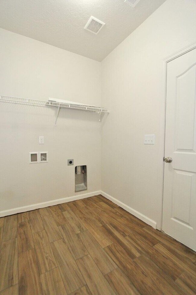 Building Photo - Spacious Home In A Beautiful Neighborhood!