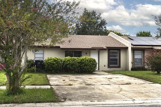 Building Photo - 3 Bedroom, 2 Bath Townhouse – Southeast Or...