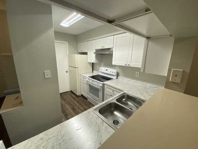 Building Photo - Completely remodeled 2 bedroom 2 bathroom at Oasis at Pearl Lake!
