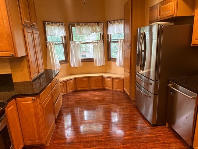 Building Photo - Beautifully 4BR, 3BA Tri-Level with Gorgeo...