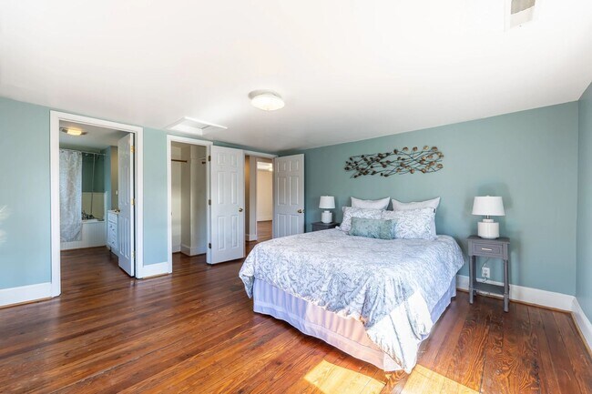 Building Photo - Walk to Main Street Restaurants and Downtown! Charming home, just like grandma's house!