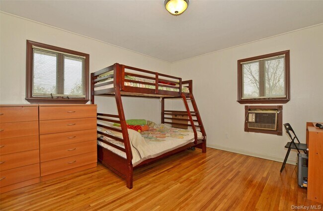 Building Photo - 327 Town Line Rd