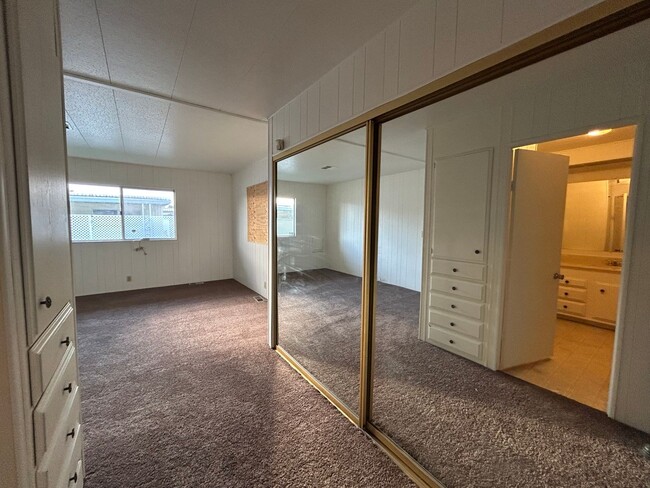 Building Photo - Cozy two bed two bath located in 55+ Commu...