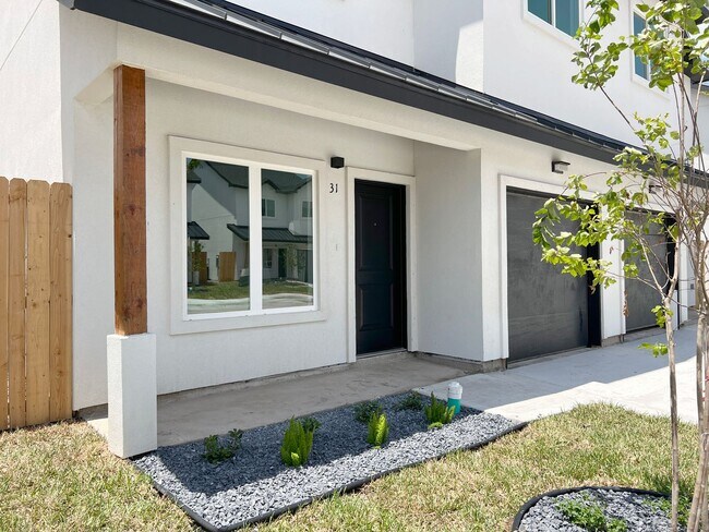 Building Photo - Luxury Townhome In Gated Community (Close to Expressway 281 & Wisconsin)