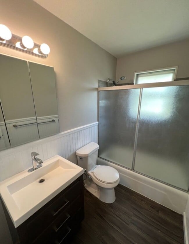 Building Photo - Spacious 3 Bedroom Home with Bonus Basemen...